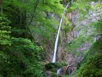 Schmaler, hoher Grießenbach Wasserfall